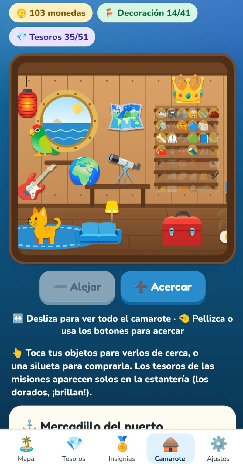 Captura del camarote del barco decorado con objetos y una estantería de tesoros